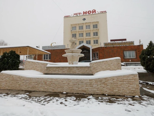 На входе в здание отеля висит табличка с надписью «Гостиница не работает». | Источник: Алексей Волхонский / V1.RU