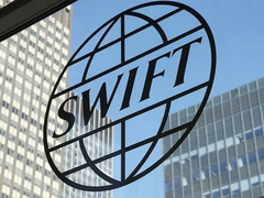 Что значит отключение от SWIFT для обычных людей: нужны ли будут карты или только наличные?