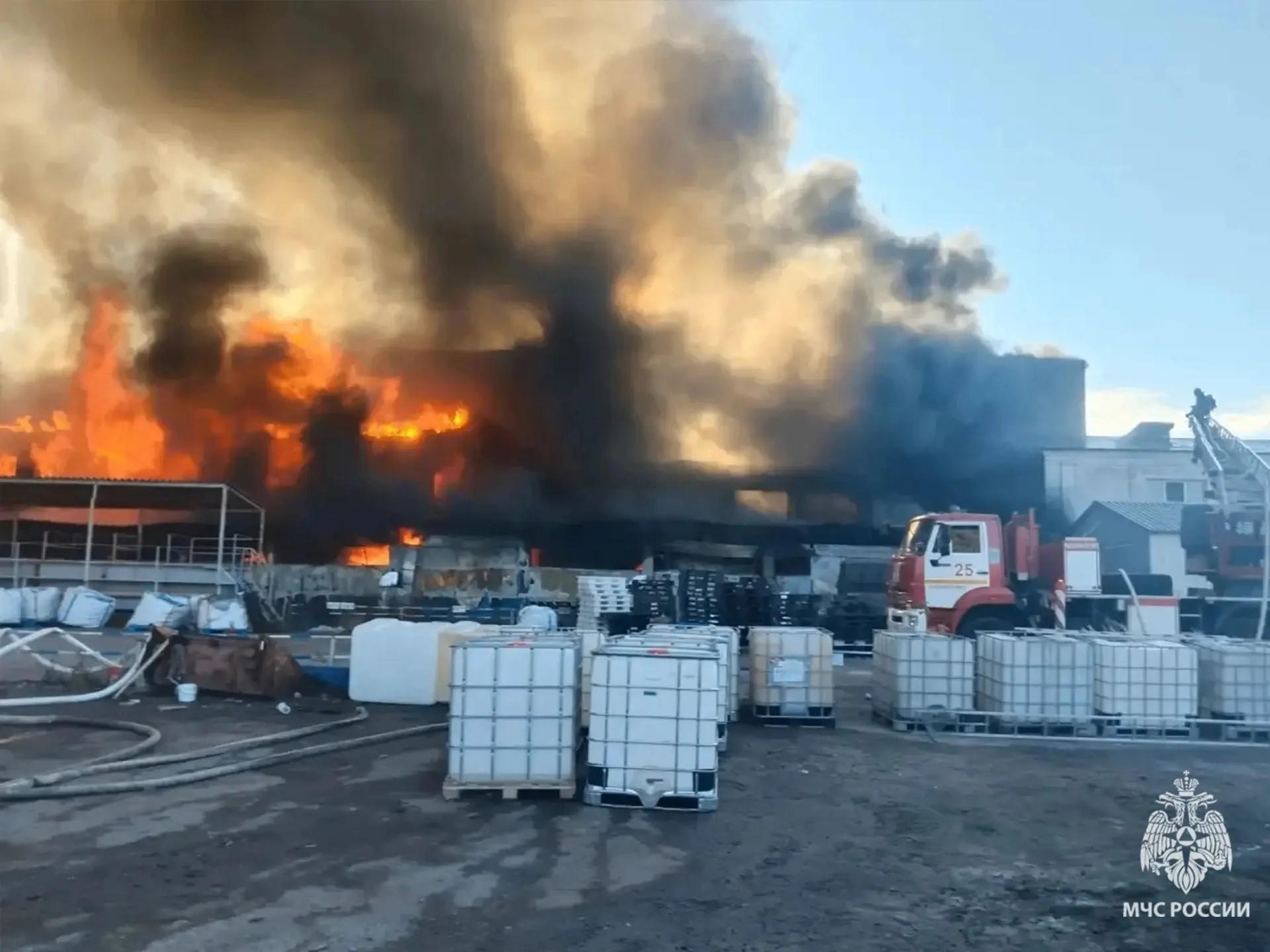 Утром в Новомосковске горело предприятие площадью 1500 квадратов
