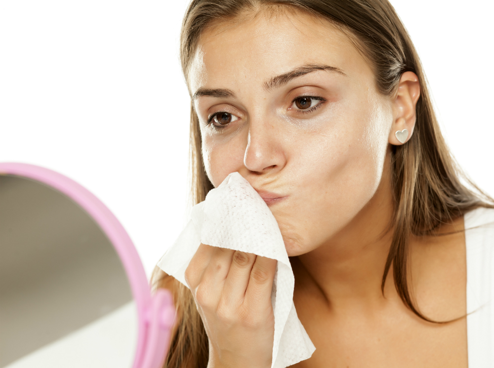 5 правил грамотного демакияжа, который не навредит коже | marieclaire.ru
