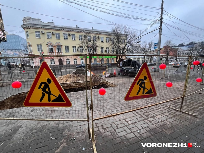 Яма возле перекрестка улиц Плехановской и Фридриха Энгельса появилась в конце января | Источник: читатель Voronezh1.ru