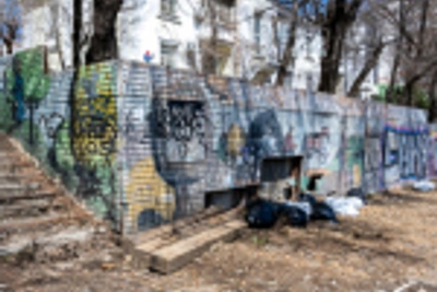 На аллее Ивановской отремонтируют подпорную стену и очистят от граффити