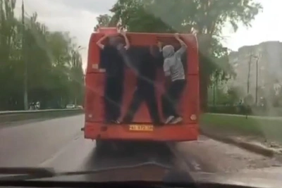 Школьники в Нижнем всё чаще цепляются за автобусы
