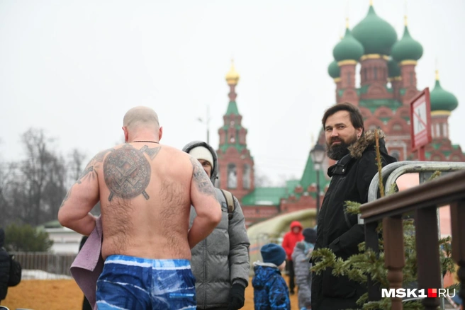 Девушки окунаются в проруби в купальниках в Крещение — фото и видео