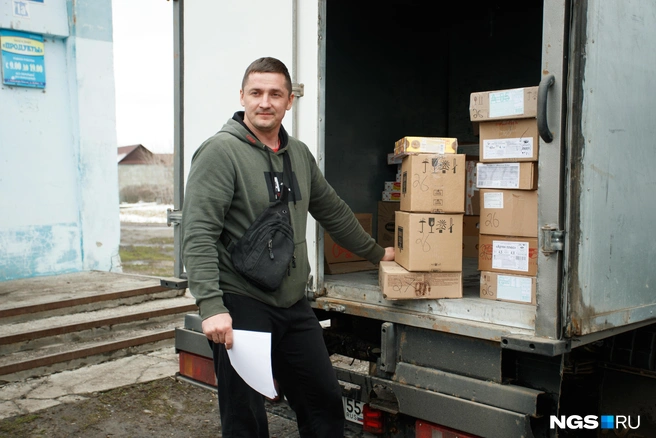 Вячеслав возит в Невку продукты из Омска. Здешние дороги он уже выучил, но не полюбил. По словам экспедитора, раньше он частенько застревал по пути к местным селам, и приходилось искать помощи трактористов | Источник: Андрей Бортко / NGS.ru