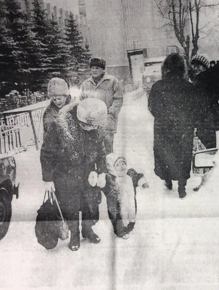 Начало декабря 1994-го. Малыш гордо вышагивает по пушистым сугробам. Тепло, хорошо — и вся жизнь впереди | Источник: газета «Тюменский курьер», «Тюмень до нашей эры» / Vk.com