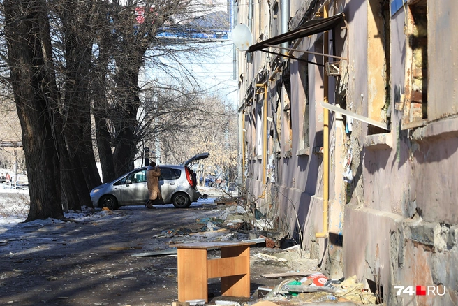 Местные «сталкеры», впрочем, своей причастности и не скрывают. Они приезжают к дому на машинах и закидывают в багажник то, что считают ценным | Источник: Михаил Шилкин