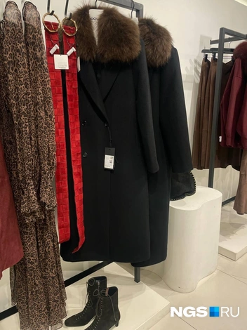 Пальто из 100% шерсти с меховым воротником 52&nbsp;990 рублей | Источник: Алёна Золотухина / NGS.RU 
