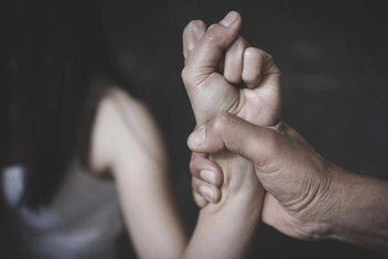 «Это был первый и последний раз»: верить ли мужчине, который однажды вас ударил