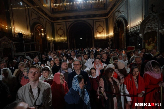 В храм Христа Спасителя продолжают прибывать прихожане | Источник: Анна Селина / MSK1.RU