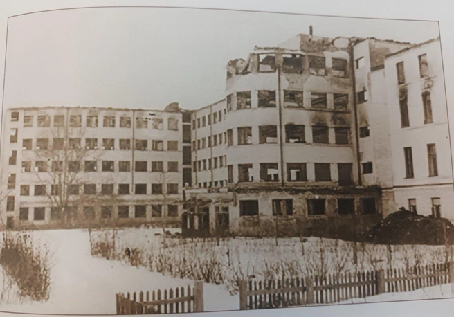 Разрушенное немецкой авиацией в 1942 г. здание Архангельского лесотехнического института | Источник: «Архангельск 1941&nbsp;— 1945» (Архангельск, 2020)