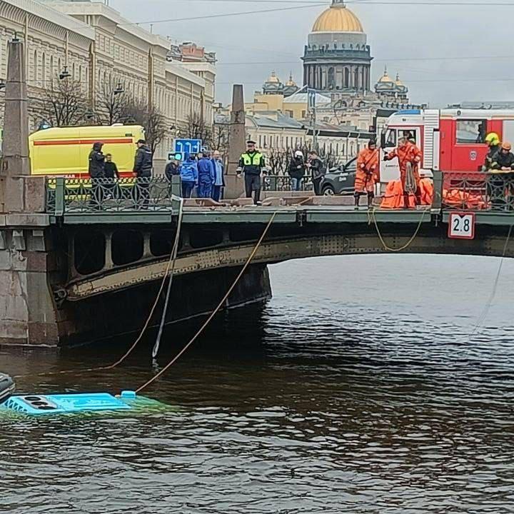 В Петербурге автобус с 20 пассажирами упал с моста в реку: спасатели откачивают людей на крыше транспорта