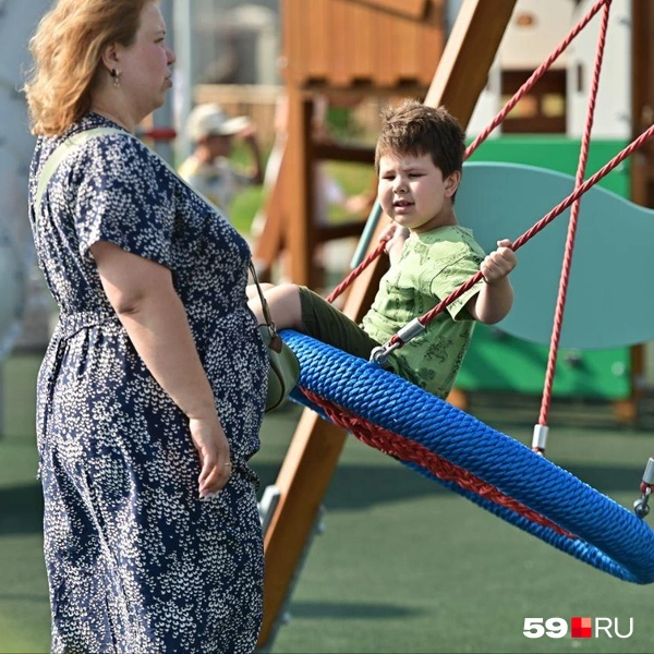 Малыш осваивает новую детскую площадку | Источник: Василина Любимова / 59.RU