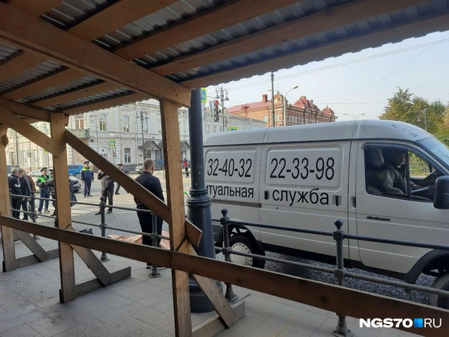 На месте работают ритуальщики | Источник: Анастасия Харламова / NGS70.RU