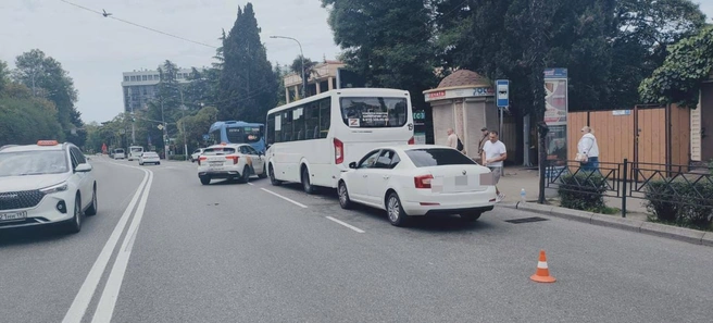Два ребенка пострадали в ДТП с пассажирским автобусом на остановке в Сочи | Источник: gibddsochi /t.me