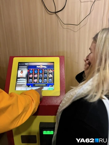 А журналистка радуется выигрышу! | Источник: Дарья Ходосевич / YA62.RU