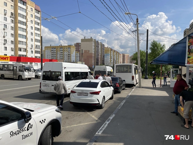 На вопрос нашего корреспондента о причинах простоя, один из водителей ответил, что его автобус сломался | Источник: Михаил Шилкин
