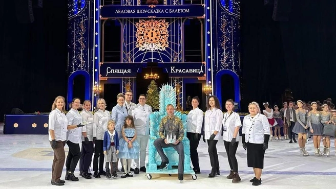 Именника даже усадили в съедобный трон | Источник: Роман Султанов