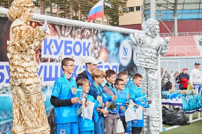 На турнирах детской футбольной школы царит атмосфера борьбы и командного духа | Источник: ДФЦ «ДЖУНИОР»