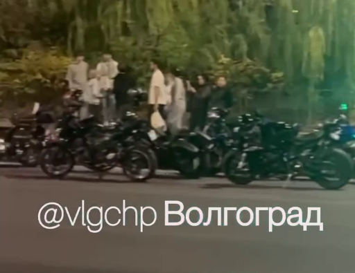 «Влетел в нее своим телом». Байкер жестко разбился в центре Волгограда и сбил девушку на переходе