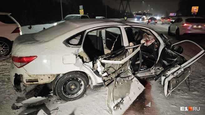 Пассажиры и водитель Nissan попали в больницу | Источник: ИА «Ночные новости»