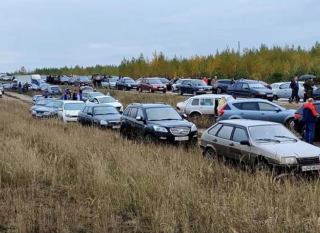В Сельцах сняли на видео огромное скопление машин | ya62.ru