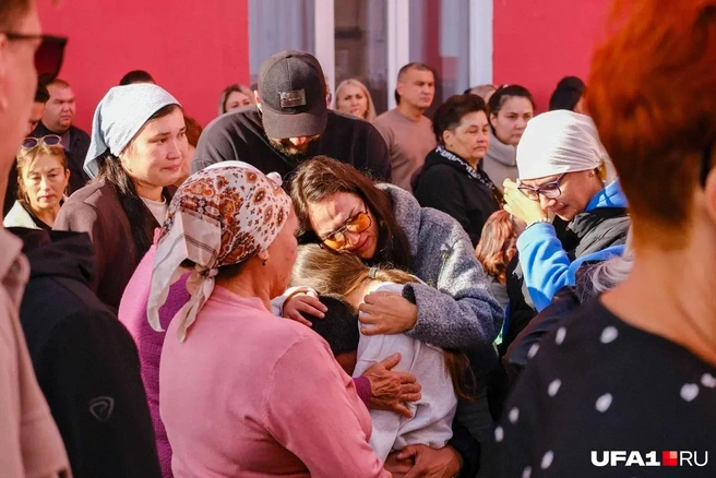 Близкие обнимают мужа погибшей Виктории | Источник: Булат Салихов / UFA1.RU