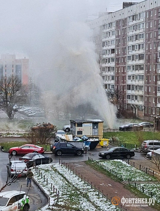 Фонтан в несколько этажей высотой забил на проспекте Большевиков | Источник: читатель «Фонтанки»