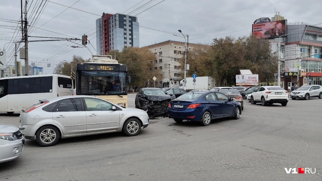 Водителям тяжело объехать место аварии | Источник: Мария Умнова / V1.RU