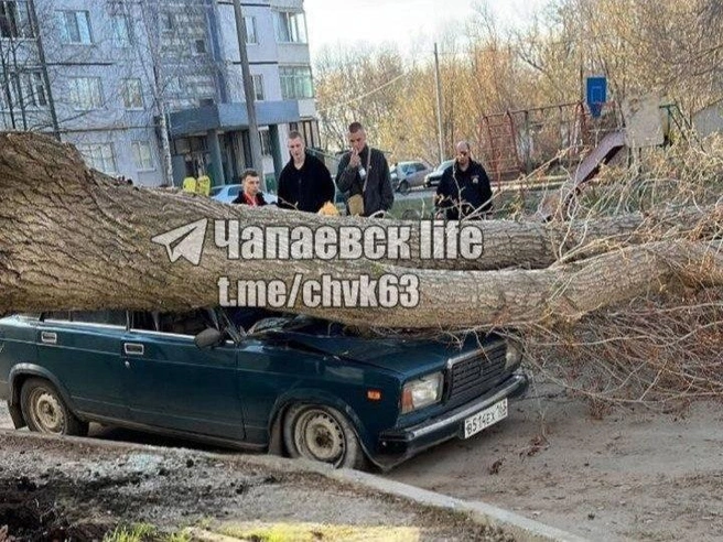 Бедная «семерка»! | Источник: Телеграм-канал «Чапаевск life»
