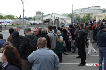 Некоторые туристы просто стоят и смотрят на то, что происходит в центре города | Источник: Дмитрий Толстошеев / MSK1.RU