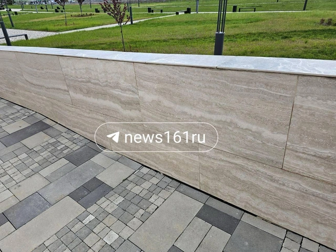Тротуарная плитка волнами отходит от ограждений. Образуются заметные щели | Источник: читатель 161.RU
