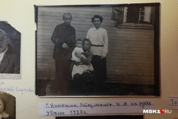 Галина Герман на руках у брата вместе с родителями. 1928 год | Источник: Артем Устюжанин / MSK1.RU