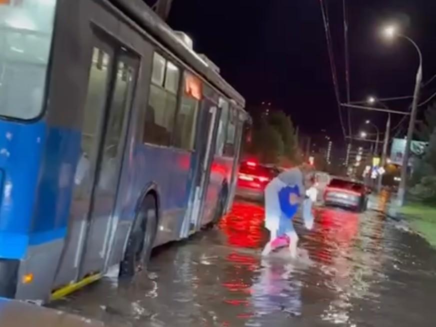 «Как на лодке плывешь». Краснодар затопил сильный ливень с градом: видео