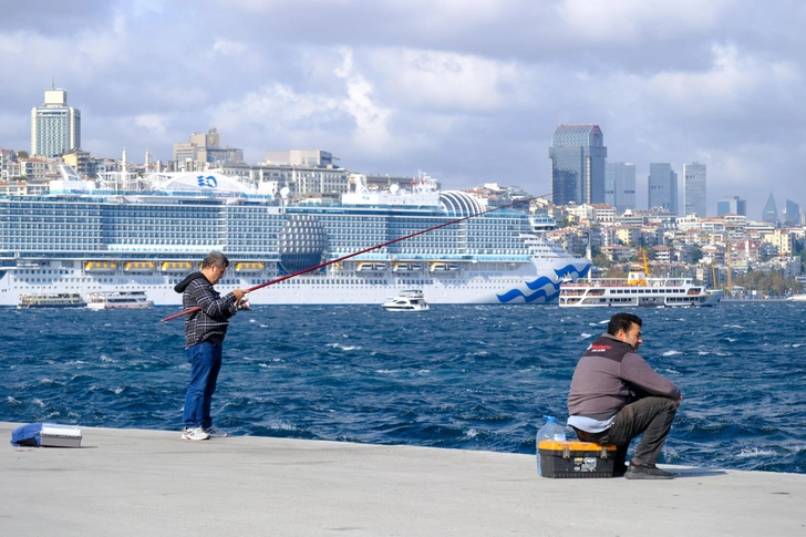 Рыбаки на Галатском мосту в Стамбуле и круизный лайнер, архивное фото | Источник: DACameron via Legion Media