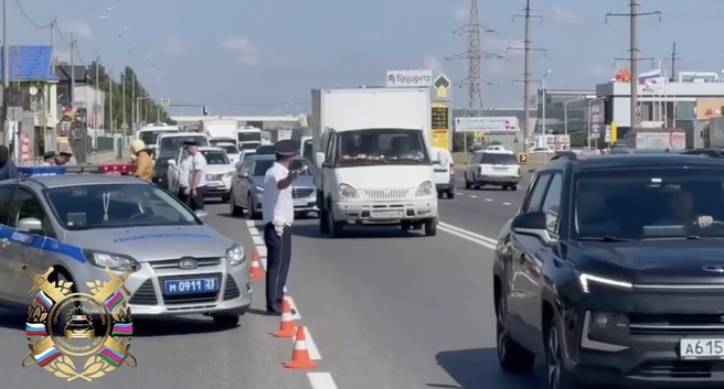 Движение регулировали сотрудники ГАИ | Источник: Госавтоинспекция Кубани / T.me