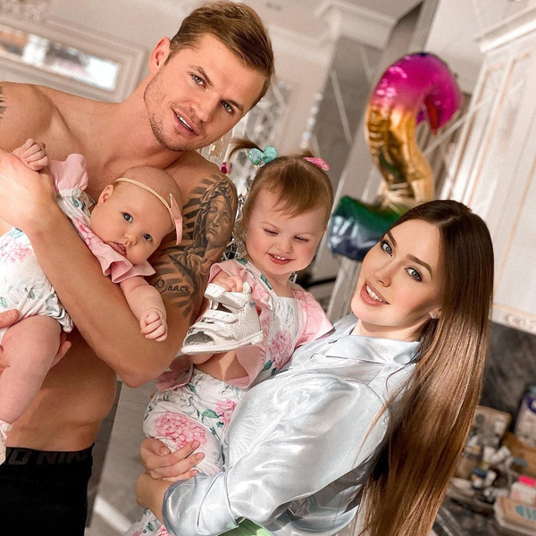 «Ева, Милана и… Леша!»: Дмитрий Тарасов намекает жене, что пора заводить третьего ребенка