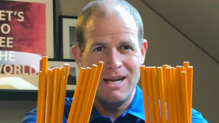 Американец сломал 63 карандаша за 30 секунд. И это далеко не самый странный его рекорд