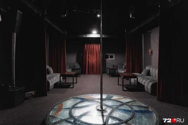 Гости клуба вряд ли часто видели этот зал при свете. Да еще и пустым | Источник: Ирина Шарова / 72.RU