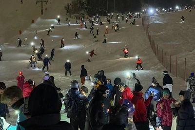 Night skiing event draws thousands to Mount Uktus
