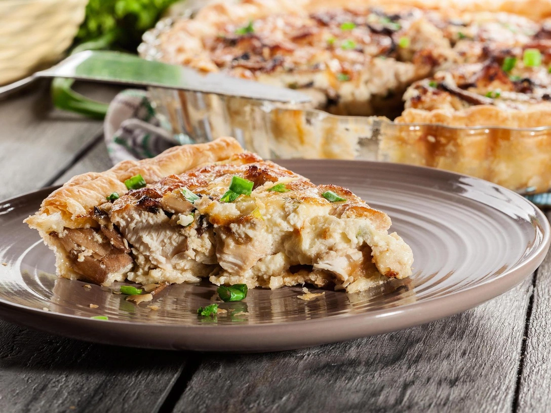 Сытный пирог с курицей и грибами: простой ужин, который удивит ваших гостей | marieclaire.ru