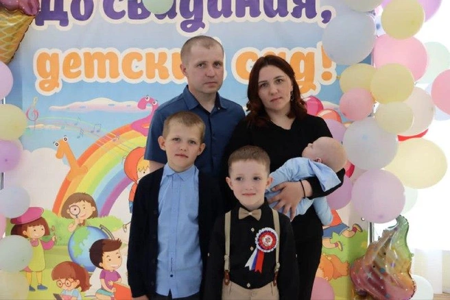 На фото — Евгений с семьей | Источник: Евгений Брянский