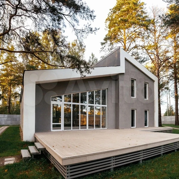 Проект самого дома тоже довольно современный | Источник: Avito.ru