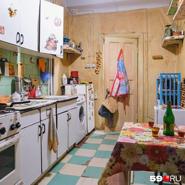 Коньяк на столе бутафорский | Источник: Тимофей Калмаков / 59.RU