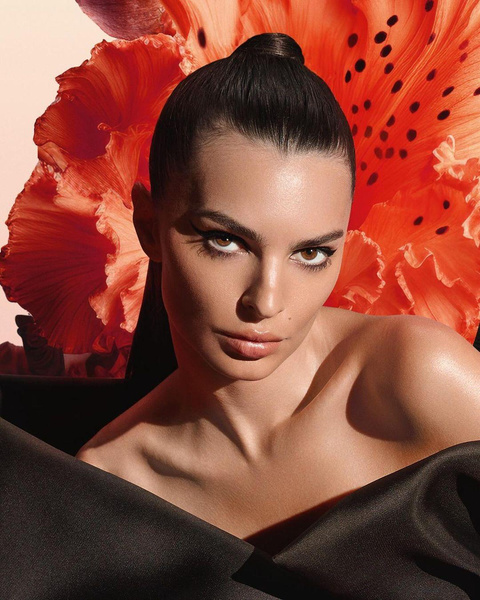 Персиковые губы: Эмили Ратаковски показала трендовый вариант макияжа на 14 февраля