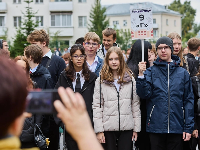 Старшеклассники предусмотрительно взяли с собой теплую одежду. В этом учебном году в центре будут учиться 2050 ребят | Источник: Александр Ощепков / NGS.RU 