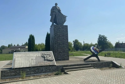 Депутат оценил ход реконструкции сквера в Барятино