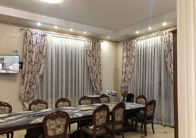 Обеденный стол и стулья | Источник: Vsn.ru