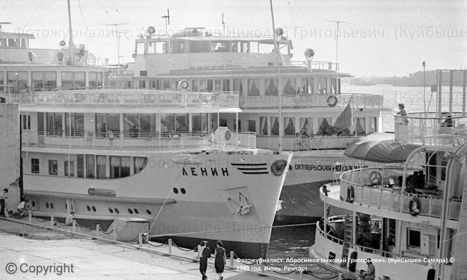 ...завороженно смотрели на теплоходы у речного вокзала | Источник: Фотожурналист Николай Абросимов/ Старая Самара / Vk.com