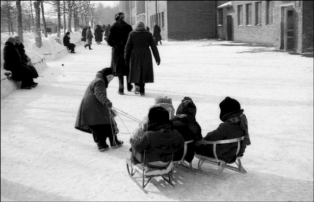 Поезд из санок скреплялся веревками